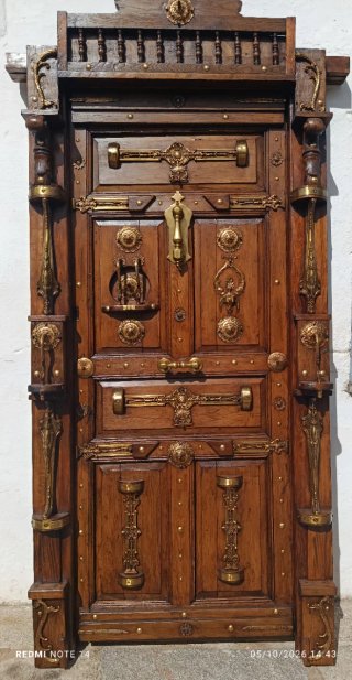 Puerta de Madera Tallada con Detalles en Bronce