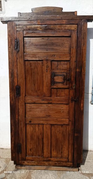 Puerta de Madera Tallada con Detalles en Bronce