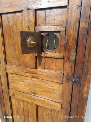 Puerta de Madera Tallada con Detalles en Bronce