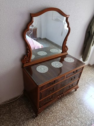 Cómoda Clásica de Madera con Espejo