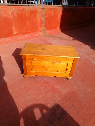Baúl de madera de pino