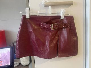 Mini falda pantalón cuero granate con cinturón