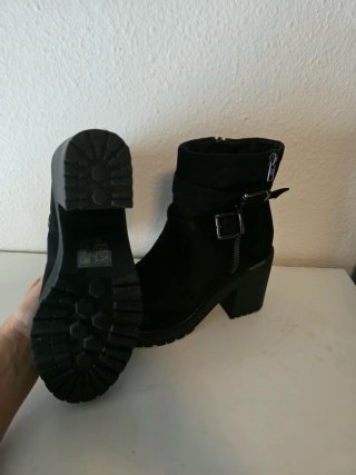 Botines negros con hebillas