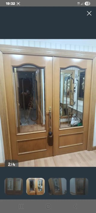 Puerta doble de madera con cristal