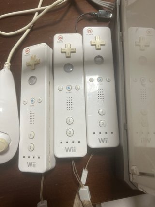 Consola Nintendo Wii con 5 mandos