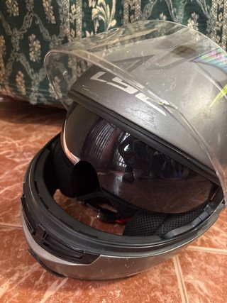 Casco LS2 Gris gastado un poco por el uso