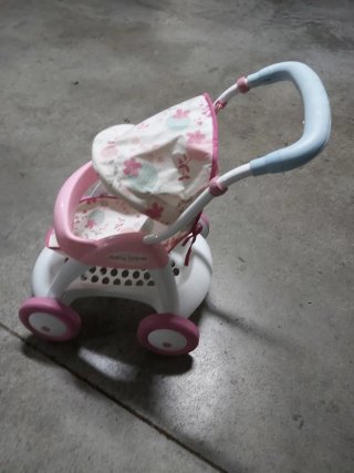 Carrito de juguete rosa con capota floral