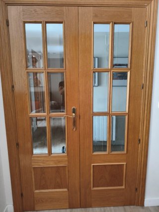 Puerta Doble de Madera con Cristales