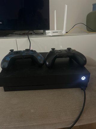Xbox One X Negra + 2 Mandos + 5 Juegos