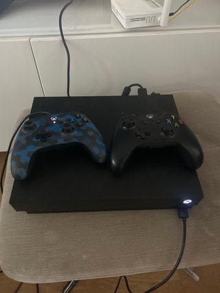 Xbox One X Negra + 2 Mandos + 5 Juegos
