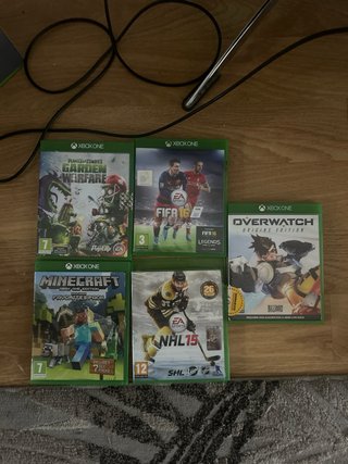 Xbox One X Negra + 2 Mandos + 5 Juegos
