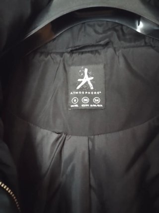 Abrigo acolchado negro con capucha