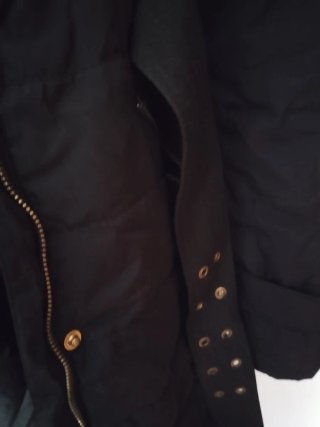Abrigo acolchado negro con capucha