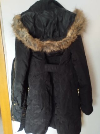 Abrigo acolchado negro con capucha
