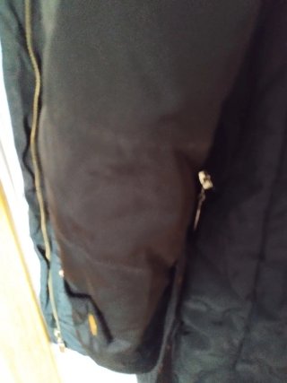 Abrigo acolchado negro con capucha