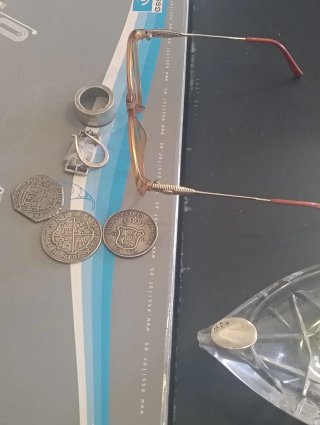 Lote de accesorios y monedas