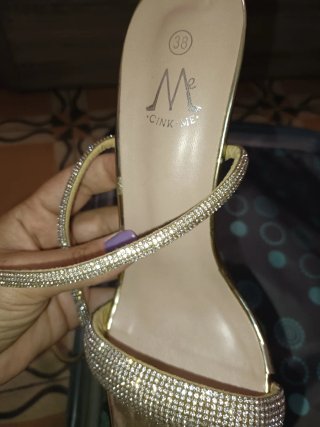 Zapatos de tacón dorados con pedrería