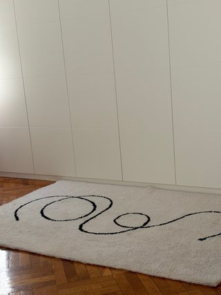 Alfombra de lana con diseño abstracto Tiene mancha