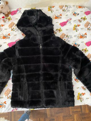 Chaqueta de pelo sintético negra