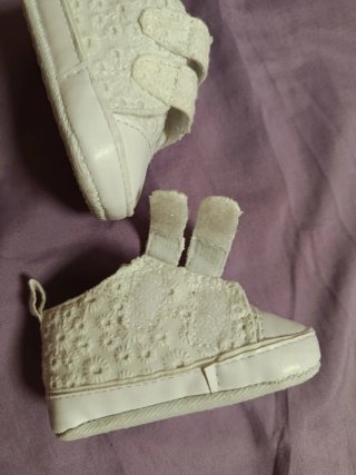 Zapatitos de bebé blancos