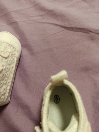 Zapatitos de bebé blancos