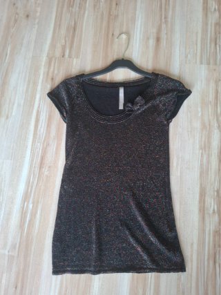 Camiseta brillante negra y multicolor