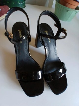 Sandalias Stradivarius Negras. 10cm de alto