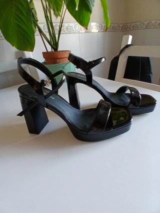 Sandalias Stradivarius Negras. 10cm de alto