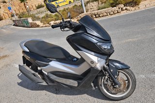 Yamaha NMAX 125 Scooter Negra y Plateada