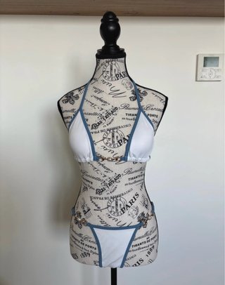 Bikini blanco con detalles azules