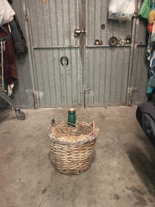 Garrafa de Vidrio con Cesta de Mimbre