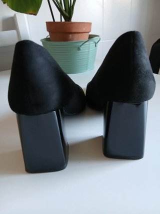 Zapatos de tacón negros. Tacón 8cm.