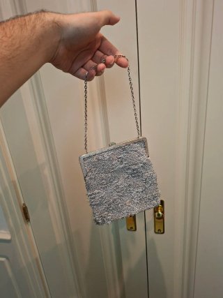 Bolso de fiesta plateado con boquilla
