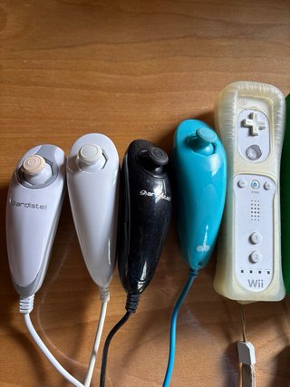 4 Mandos Wii y 4 Nunchuks