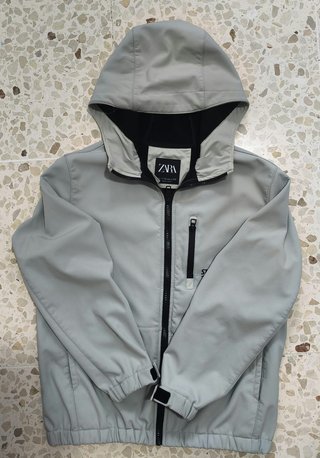 Chaqueta Zara gris con capucha y cremallera