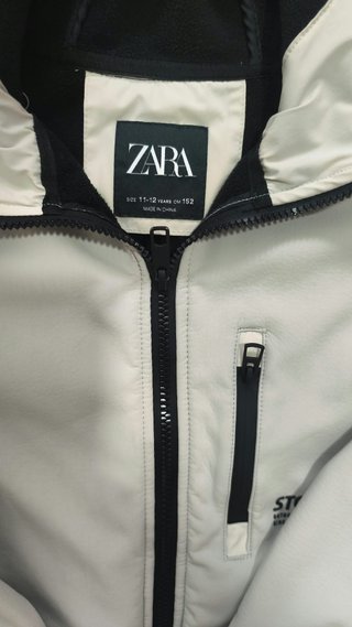 Chaqueta Zara gris con capucha y cremallera