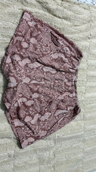 Pantalón Corto Estampado Serpiente