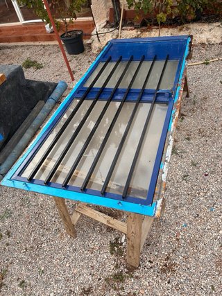 Puerta azul con rejas 90x210