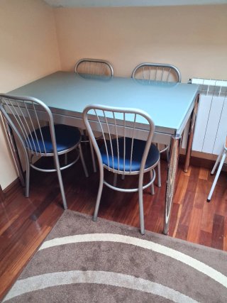 Mesa de cocina extensible y 4 sillas