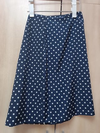 Falda azul de lunares