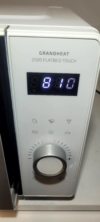 Microondas Cecotec sin plato físico.