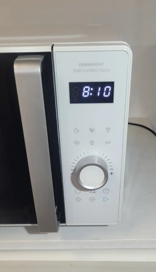 Microondas Cecotec sin plato físico.
