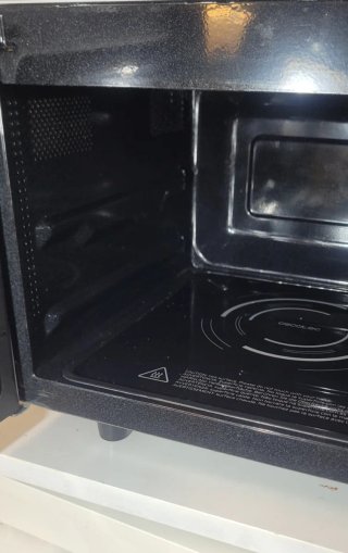 Microondas Cecotec sin plato físico.