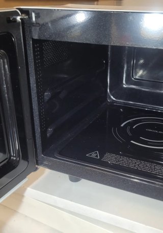 Microondas Cecotec sin plato físico.