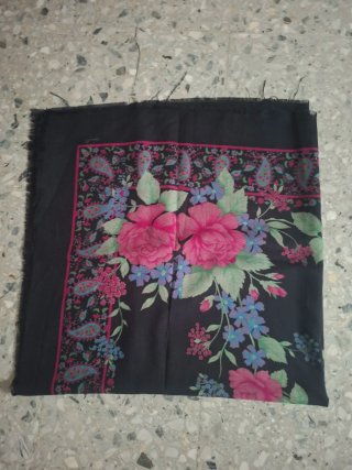 Pañuelo floral negro y rosa