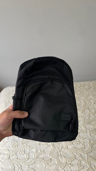 Mochila pequeña negra básica