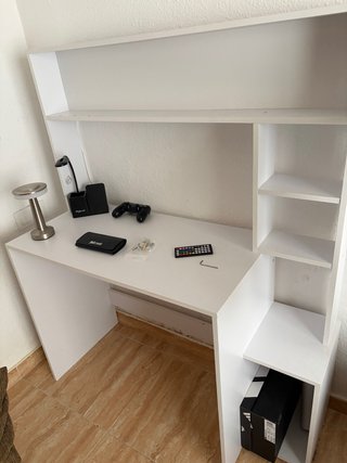 Escritorio blanco con estantería
