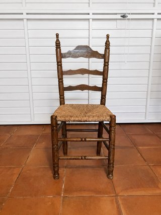 Sillas de mimbre y madera