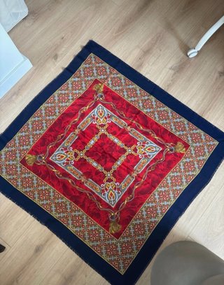 Pañuelo azul y rojo con estampado