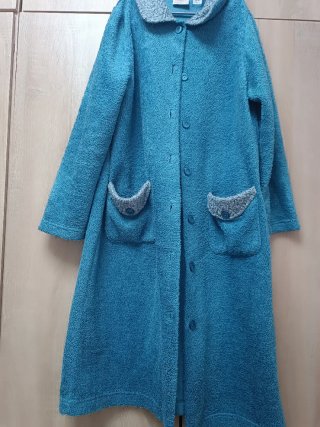 Bata azul turquesa con botones y bolsillos